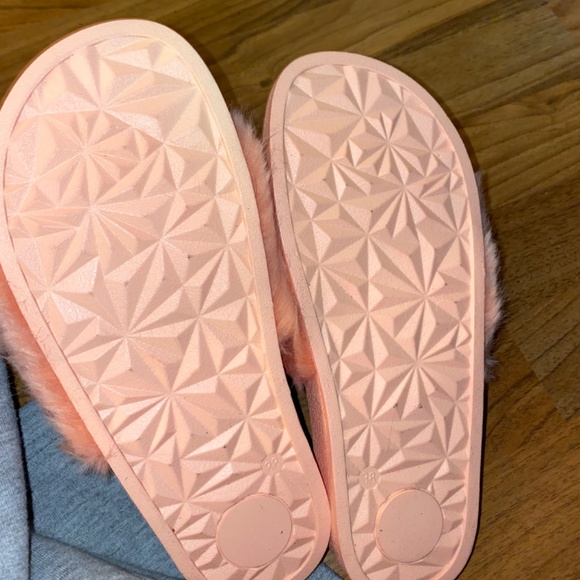 Pink fuzzy slides - Picture 3 of 4